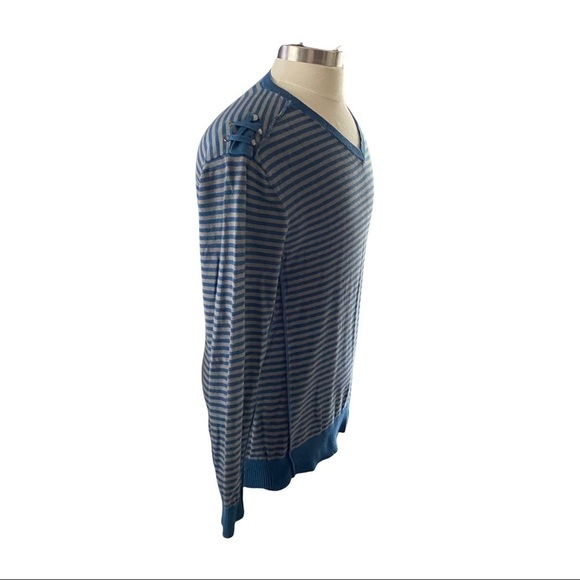 Guess Blue Grey Striped Sweater Pullover V-Neck Long Sleeve Logo on Chest Men XL - Picture 6 of 9